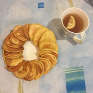 Оладьи на кефире с фруктами