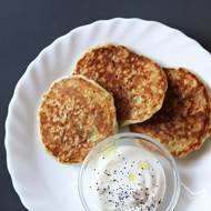 Оладьи с киноа и овощами