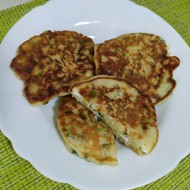 Оладьи с яйцом и зеленым луком