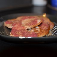 Оладьи с земляникой и ягодным соусом