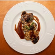 Оленина с кедровыми орехами под соусом