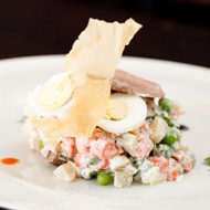 «Оливье» с курицей, сельдерем и цветной капустой