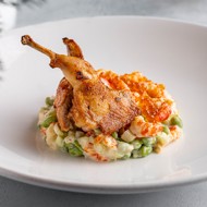 Оливье с перепелкой, раковыми шейками и красной икрой