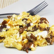 Омлет с белыми грибами, сыром грюйер и эстрагоном