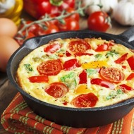 Омлет с болгарским перцем, грибами, помидорами и грудинкой