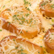 Омлет с чесноком, грюйером и сухариками