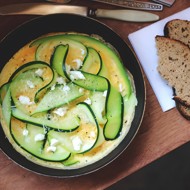 Омлет с цукини, зеленым луком и брынзой