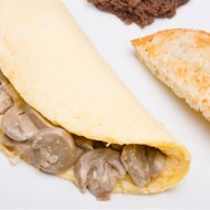 Омлет с грибным соусом