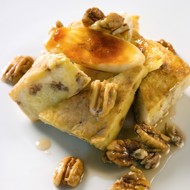 Омлет с карамелизованными яблоками, горгонзолой и беконом