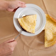 Омлет с карамелизованной грушей, горгонзолой, беконом и орехами пекан