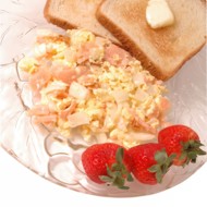 Омлет с копченым лососем, мацой и укропом