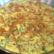 Омлет с лисичками и зеленым луком