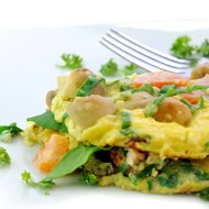 Омлет с начинкой из грибов, шпината и феты