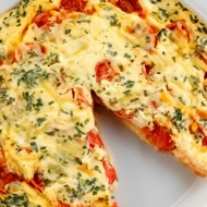 Омлет с помидорами и красным луком