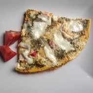 Омлет с помидорами, сладким перцем и сыром моцарелла