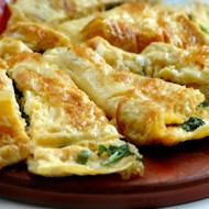 Омлет с тыквой, карамелизованным луком, горгонзолой и шалфеем