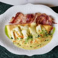 Омлет с томатами, говяжьим беконом и спаржей