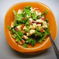 Омлет с ветчиной, помидорами и салатом айсберг