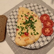 Омлет с томатами и сыром в мультипекаре