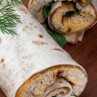 Омлет с вялеными помидорами и зеленью в лаваше