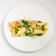 Омлет с зеленым луком и зеленым сыром