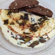 Омлет с зеленым щавелем и семенами льна