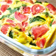 Омлет со шпинатом и помидорами