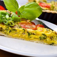 Омлет со сливочным маслом и луком пореем