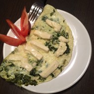 Омлет со сметаной, шпинатом и козьим сыром