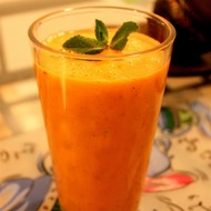 Оранжевый смузи с бананами