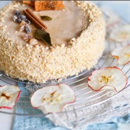Ореховый торт с карамелизированными яблоками