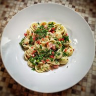 Орекьетте с грудинкой, перцем чили и кинзой