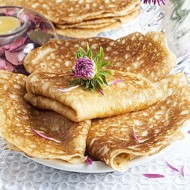 Оригинальные блины с луговыми цветами