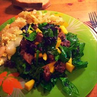 Осенний салат с печенью и манго