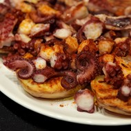 Осьминог по-галисийски с печеным картофелем