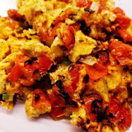 Острая сырная яичница с луком и помидорами