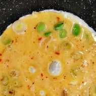 Острая яичница с луком-пореем