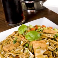 Острые жареные овощи с тофу и лапшой соба