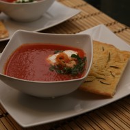 Острый томатный суп с сыром рикотта