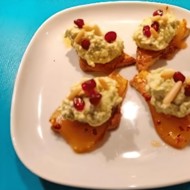 Остро-сладкая закуска с творогом, авокадо и карамелизированной грушей