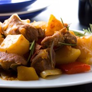 Острое свиное рагу с парикой, перцем чили и картофелем