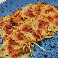 Острые чипсы из козьего сыра