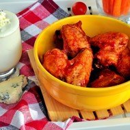 Острые крылышки с соусом «Блю-чиз»