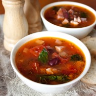 Острый мясной суп с томатом в микроволновой печи