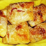 Отбивные в слоеном тесте