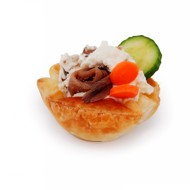 Открытые пирожки из слоеного теста с анчоусами и овощами