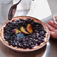 Открытый пирог с черникой и персиками