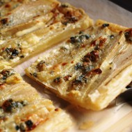 Открытый пирог с грушами и сыром горгонзолой