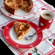 Открытый пирог с яблоками, горгонзолой и орехами