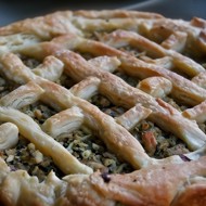 Открытый пирог с курицей, капустой и шпинатом